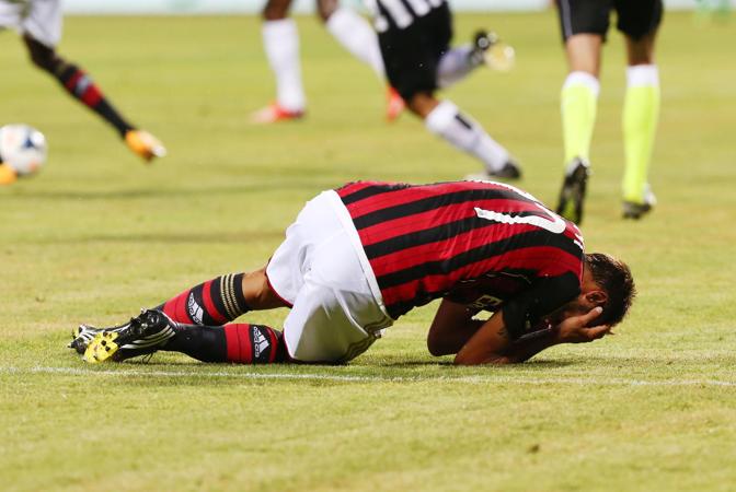 Il difensore del Milan, Luca Antonini, a terra dopo lo scontro fortuito con l'attaccante della Juventus Fernando Llorente. Ansa
